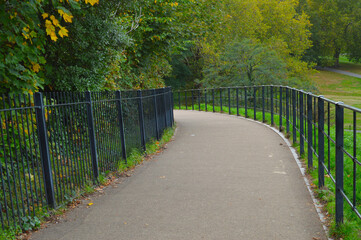 Fototapeta na wymiar walkway in a park