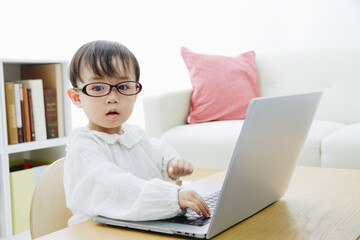 パソコンで遊ぶ子供