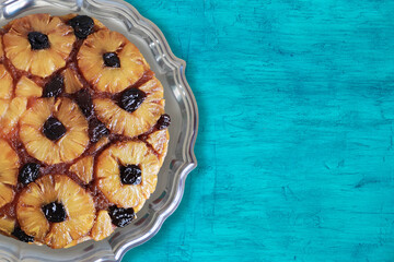 Flat lay of pineapple upside down cake com fundo azul. Copy space.