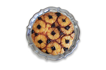 Flat lay of pineapple upside down cake com fundo branco. Copy space.
