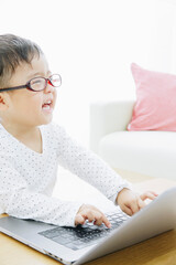 パソコンで遊ぶ幼児