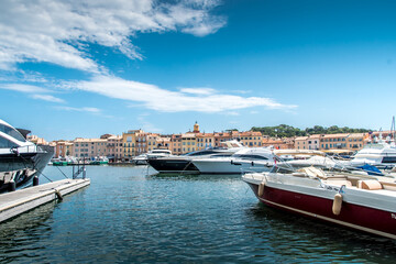 Fototapeta na wymiar Saint-Tropez and its fishing port and its yachts