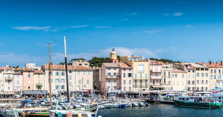 Fototapeta na wymiar Saint-Tropez and its fishing port and its yachts
