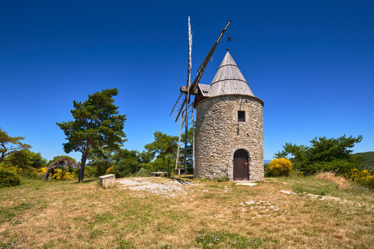 Saint-Elzear de Montfuron Windmill in Provence, Luberon Natural Regional Park. Montfuron, Alpes-de-Haute-Provence, Europe