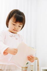 折り紙をする親子