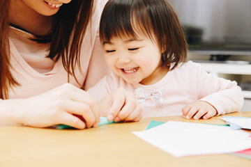 折り紙をする親子