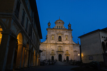 Fototapeta na wymiar Sacro Monte Varallo ora blu