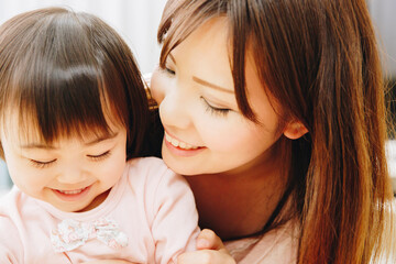 折り紙をする親子