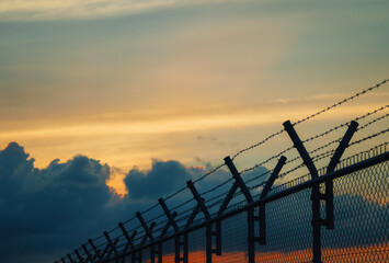 夕暮れ　有刺鉄線　フェンス　素材