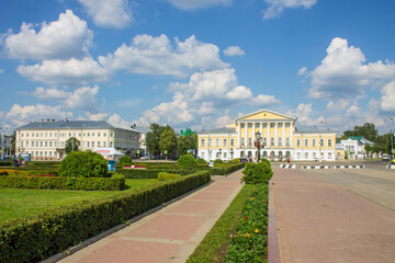 Fototapeta premium panoramic view of Susaninskaya square with historical architecture on a clear summer day and space for copying in Kostroma Russia