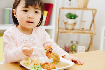 食事をする子供