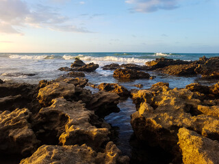 Bela paisagem com pedras praia e mar