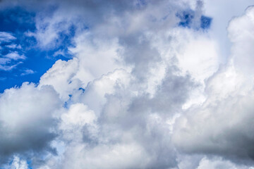 Obraz premium beautiful fluffy clouds in the blue sky