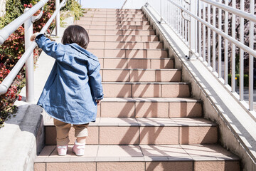 階段を上る子供