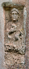 Stèle funéraire romaine insérée à un mur à Autun, France