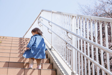 階段を上る子供