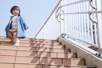 階段を下りる子供