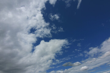 Bianche nuvole, cielo azzurro
