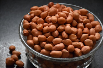 Picture of raw groundnuts or peanuts