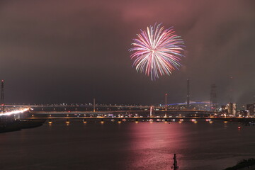 아름다운 밤하늘의 불꽃놀이