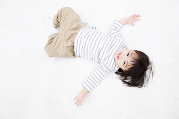 寝転ぶ子供