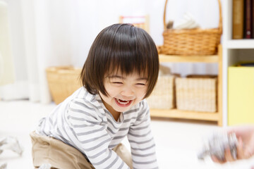 遊ぶ幼児