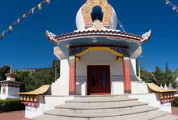 Templo Budista con banderines de mantras 