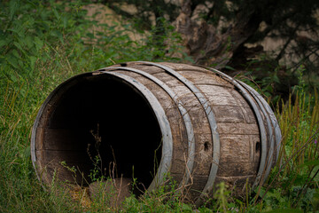 Leeres Holzfass auf einer Wiese