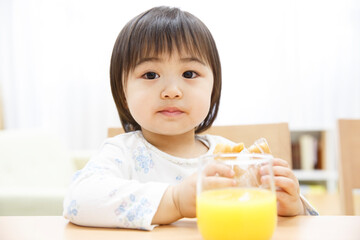 お菓子を食べる子供