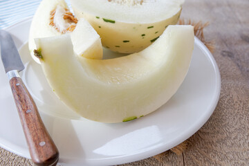 melon blanc coupé dans une assiette