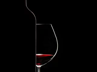 Tuinposter Silhouet van wijnglas en fles op zwarte achtergrond © Santiago
