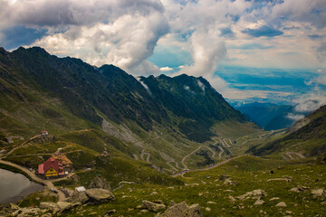 Obraz na płótnie Canvas Transfagarasan Road in Romania, a paved mountain road crossing the southern section of the Carpathian Mountains.