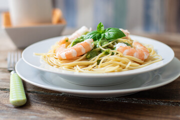 spaghetti al pesto with prawns