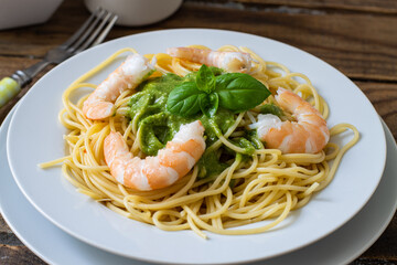 spaghetti al pesto with prawns