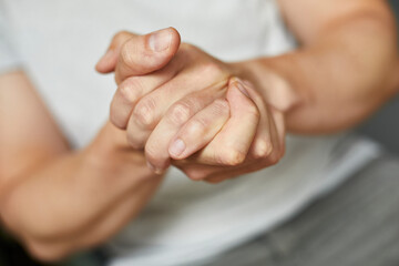 Detail Aufnahme einer Person, die sich mit einem Hygiene Gel die Hände desinfiziert