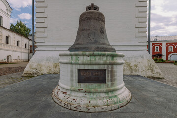 Obraz premium Ipatiev monastery in tKostroma town. Gold ring of Russia. The text on the plate of bell: The clock bell. Contribution of D. I. Godunov to the Ipatiev monastery