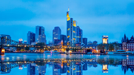 Obraz premium Skyline of Frankfurt at sunset -Frankfurt, Germany - Frankfurt is financial center of the Germany