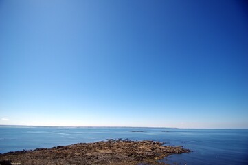 Fototapeta na wymiar Panorama mit Horizont an der rosa Granitküste