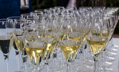 prosecco spumante aperitivi in calici pronti per essere serviti ad una festa o matrimonio