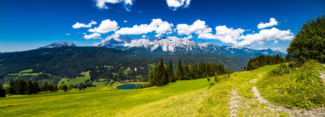 Panorama Foto gemacht auf de Hochwurzen alm mit dachstein berg im hintergrund und almen landschaft 