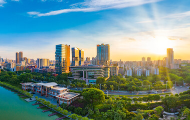 Fototapeta premium Park jeziora Qiandeng, miasto Foshan, prowincja Guangdong, Chiny