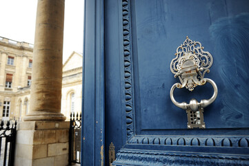 Palais Rohan, grande porte bleue avec heurtoir ornemental à l'Hôtel de Ville de Bordeaux, Gironde France