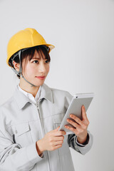 点検する作業員