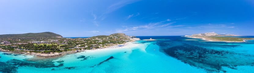 Fototapeta premium Herrliches Panorama von La Pelosa Beach in Sardininen