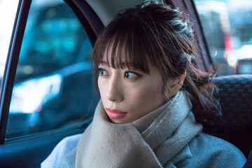 タクシーに乗る女性