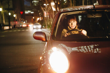 運転をする女性