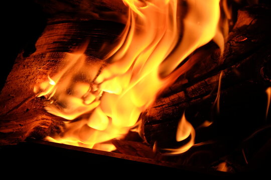 Brennendes Holz in Flammen