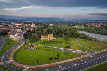 Nowy Sącz, Panorama miasta z widokiem na ruiny zamku i zegar z kwiatów.