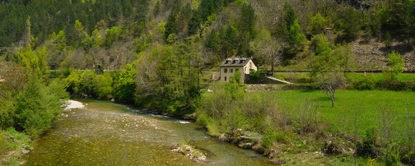 Panoramique la maison au bord du Tarnon à Florac (48400), Lozère en Occitanie, France