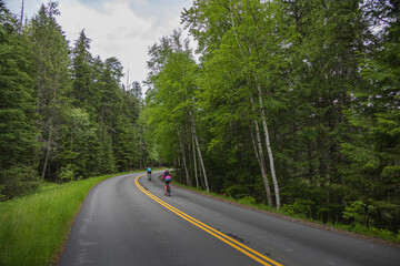 Fototapeta premium Bikers on the Going-to-the-sun-road, Glacier National Park, Montana